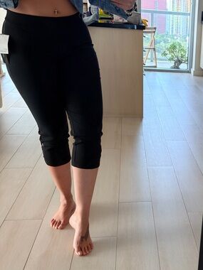 89th & Madison Black Knit Capris